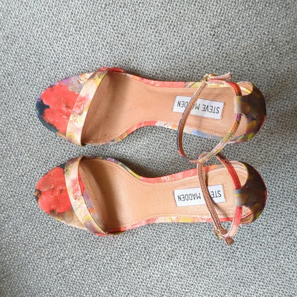 SOLD 👠 Steve Madden floral strappy heels - Picture 3 of 8